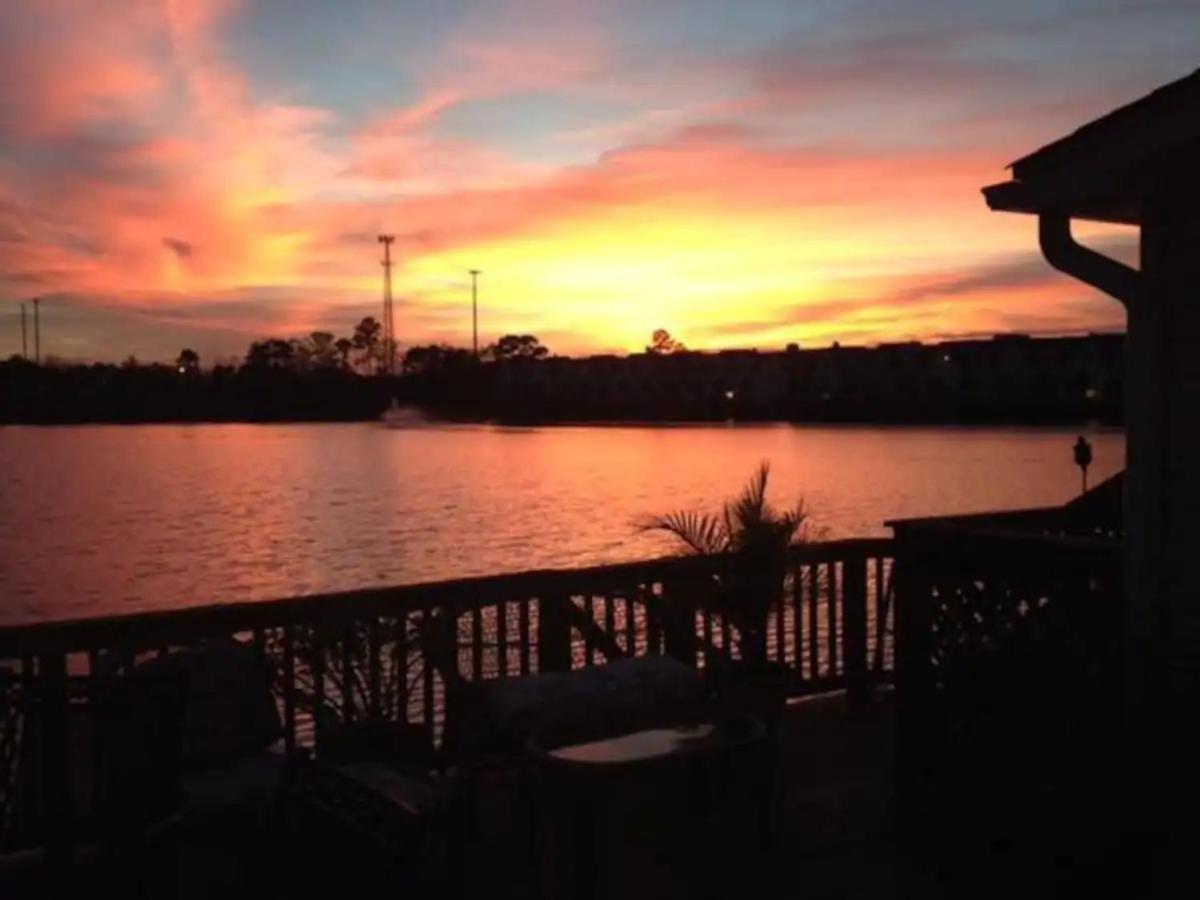 ☆Live On The Water! Lake Palmetto Palm W/ Patio - 10Min To Downtown & Beaches☆ Charleston Luaran gambar